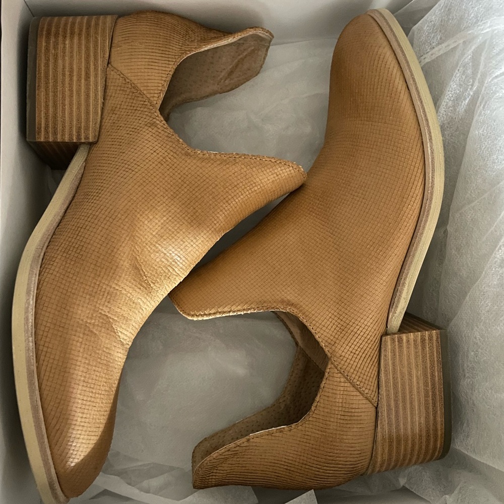 Silent D, Tan Leather, Size 40